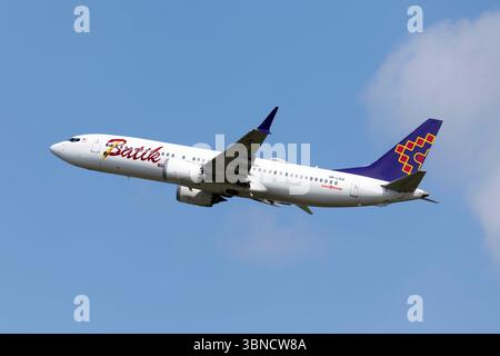 Denpasar, Indonesia. 22 giugno 2025. Un Boeing 737-800 MAX Batik Air Malaysia che decolla dall'aeroporto Denpasar Bali Ngurah Rai. Batik Air è una compagnia aerea malese a basso costo con il suo hub principale a Kuala Lumpur e Subang. La flotta di Batik Air comprende sei aeromobili Airbus 330 e 46 Boeing 737. La Batik Air opera sotto il Lion Air Group, che comprende anche Super Air Jet, Lion Air, Wings Air, Biz Jet e Thai Lion Air. (Credit Image: © Fabrizio Gandolfo/SOPA Images via ZUMA Press Wire) SOLO USO EDITORIALE! Non per USO commerciale! Foto Stock
