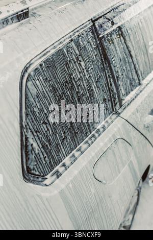 L'immagine mostra un dettaglio dettagliato di un'auto trattata con sapone, sottolineandone l'impressionante pulizia e i dettagli meticolosi, catturati durante un'accisa Foto Stock