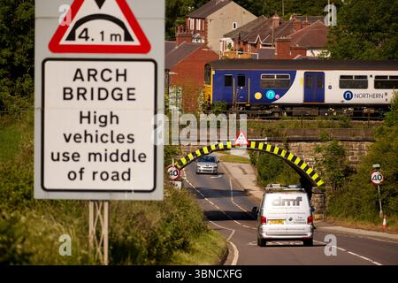 Treno locale del nord che attraversa un ponte basso a Barnsley, South Yorkshire Foto Stock