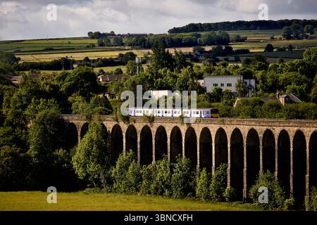 Treno locale del nord che attraversa il viadotto Penistone, un viadotto ferroviario classificato di grado II a Barnsley, South Yorkshire Foto Stock