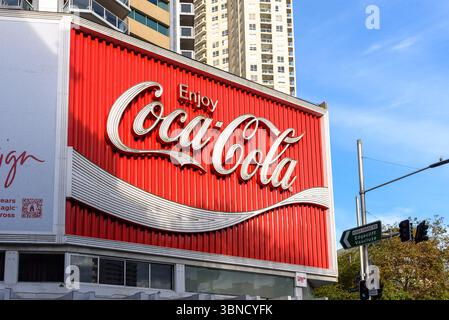 Il cartellone pubblicitario della Coca Cola nella zona di Kings Cross a Sydney Foto Stock