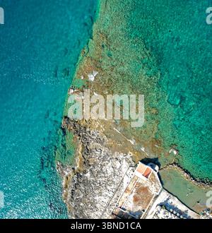 Vista aerea dall'alto della costa del bellissimo mare trasparente a Creta, Grecia, Europa Foto Stock
