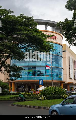 Giacarta, Indonesia - 30 gennaio 2025: Lotte Mall a Bintaro Jaya. Alto edificio con una grande finestra e un cartello rosso su di esso. L'edificio è circondato da Foto Stock