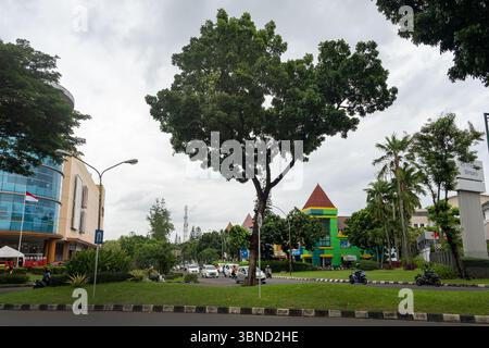 Giacarta, Indonesia - 30 gennaio 2025: Lotte Mall a Bintaro Jaya. Alto edificio con una grande finestra e un cartello rosso su di esso. L'edificio è circondato da Foto Stock