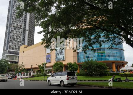 Giacarta, Indonesia - 30 gennaio 2025: Lotte Mall a Bintaro Jaya. Alto edificio con una grande finestra e un cartello rosso su di esso. L'edificio è circondato da Foto Stock