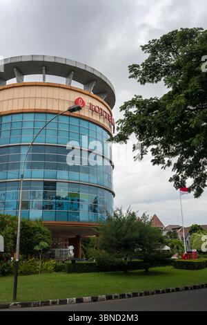 Giacarta, Indonesia - 30 gennaio 2025: Lotte Mall a Bintaro Jaya. Alto edificio con una grande finestra e un cartello rosso su di esso. L'edificio è circondato da Foto Stock