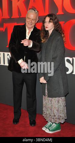 Stephen Daldry e Annabel Clare Daldry alla serata stampa di "Stranger Things: The First Shadow", Phoenix Theatre, Charing Cross Road, giovedì Foto Stock