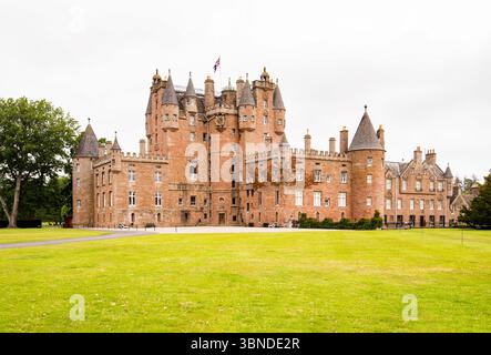 Un famoso castello e giardini scozzesi, il castello di Glamis ad Angus e Dundee .... La casa d'infanzia di HM Elizabeth la Regina madre. Foto Stock