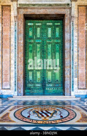 Porte in bronzo della Curia Romana, incastonate nella facciata settecentesca di San Giovanni in Laterano, Roma, Italia. Foto Stock
