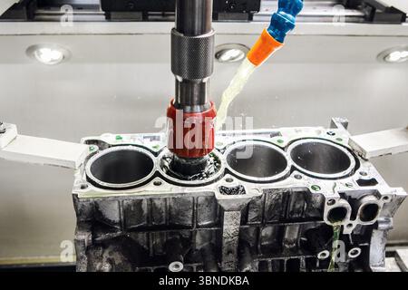 Lavoro della macchina per levigatura cilindri. Foratura diamantata dei dettagli dell'auto su una macchina CNC. Foto Stock