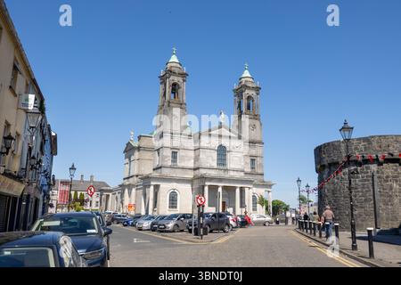 La Chiesa dei Santi Pietro e Paolo Athlone, nella contea di Westmeath, Irlanda, è utilizzata come parcheggio, foto di scorta Foto Stock