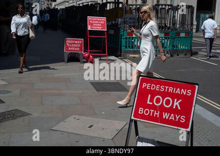 Lavoratori cittadini in una calda giornata estiva nel cuore del quartiere finanziario, City of London, Inghilterra, Regno Unito Foto Stock