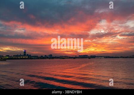 Vista panoramica dello skyline di Doha in serata al tramonto Foto Stock