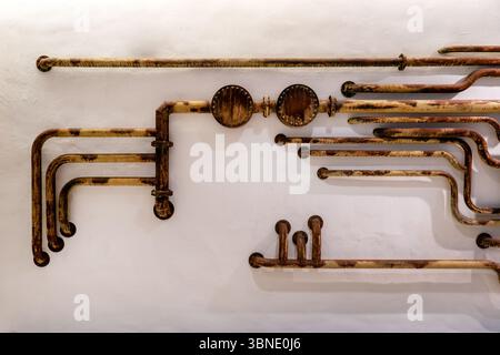Installazione dell'impianto di alimentazione dell'acqua. Posa di tubi nella parete. Fornitura di acqua calda e fredda nell'appartamento Foto Stock