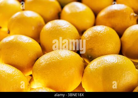 Primo piano frutta fresca d'arancia. sfondo di molte arance Foto Stock