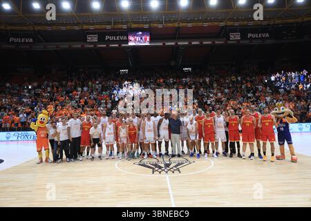 Legends of Valencia Basket Team partecipa a una partita tributo a la Fonteta prima che la squadra si sposti nella nuova arena chiamata Roig Arena Foto Stock