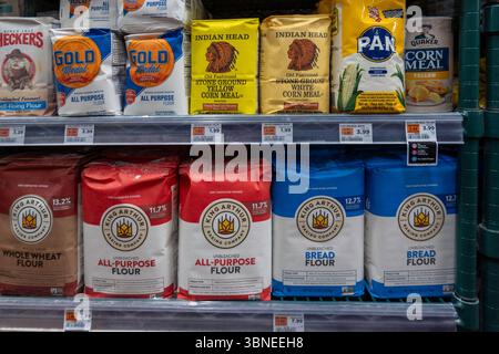 Fairway Super Market è un negozio di alimentari completamente rifornito situato nel quartiere di Kips Bay, New York, USA, 2025 Foto Stock