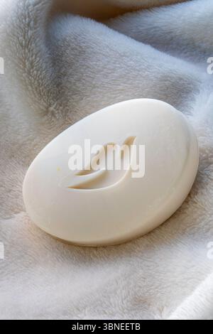 Primo piano di un marchio dove, sapone di bellezza con crema idratante, 2025, USA Foto Stock