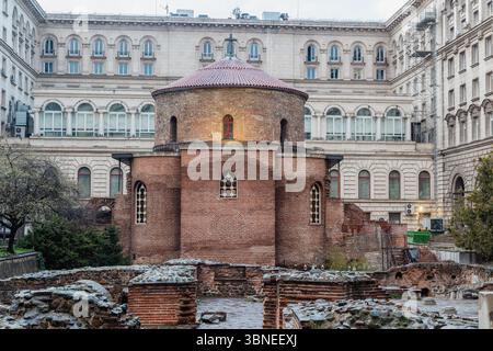 Primo piano della chiesa Rotunda di San Giorgio a Sofia, in Bulgaria, con pareti in mattoni, finestre e antiche fondamenta romane Foto Stock