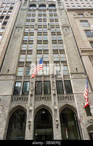 L'edificio Hampton Shops è un grattacielo situato di fronte alla Cattedrale di San Patrizio sulla E. 50th St., 2025, NYC, USA Foto Stock