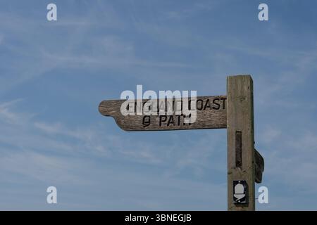 Cartello in legno per il sentiero della costa inglese Foto Stock