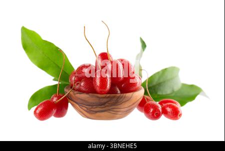 Elaeagnus multiflora isolato su sfondo bianco. Elaeagnus di ciliegia o ciliegia e silverberry in una ciotola di legno. Goumi o gumi Foto Stock