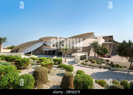 1° febbraio 2025, Qatar Doha: Un bellissimo panorama del museo nazionale del qatar con persone che camminano. Foto Stock