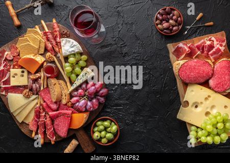 Design per striscioni di antipasti o tapas. Salumi e tagliere di formaggi con vino, spelato dalla parte superiore con spazio per le copie Foto Stock