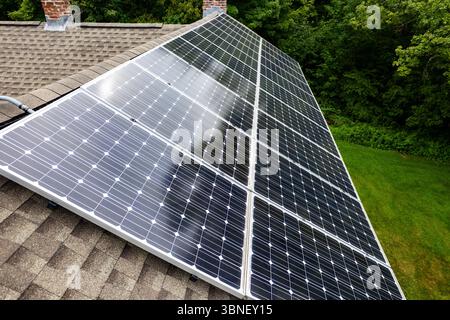 Vista aerea di un moderno tetto residenziale con pannelli solari installati lungo la linea del tetto. Foto Stock