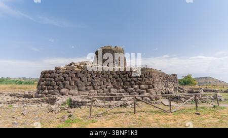 Vista del Nuraghe Santu Antine, torre preistorica in pietra nella campagna del nord Sardegna Foto Stock