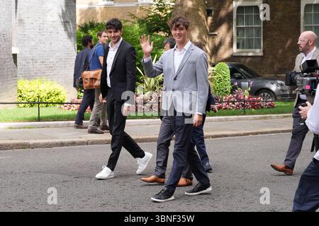 Il pilota francese del team Haas F1 Esteban Ocon (a sinistra) e Oliver Bearman (al centro), della Gran Bretagna e del team Haas F1, arrivano a Downing Street, Londra, come il primo ministro Sir Keir Starmer ospita Stefano Domenicali presidente e CEO dei piloti di Formula 1 e F1. Data foto: Mercoledì 2 luglio 2025. Foto Stock