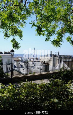La Torre Eiffel nel cuore dello skyline di Parigi. Vista dalla cattedrale Sacré-Cœur de Montmartre. Foto Stock