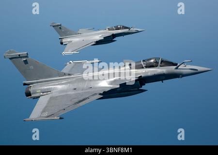 Due caccia Dassault Rafale M della marina francese, i numeri di coda 19 e 34 della Flottille 11F/12F, volano in formazione sopra RNAS Yeovilton durante la Royal Navy International Air Day. I getti multiruolo navali bimotore ad ala delta sono caratterizzati da un design portante e da una sonda di rifornimento aerea. Foto Stock