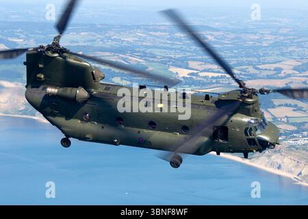 La RAF Boeing Chinook HC6A (352), reg. ZA683, vola durante una dimostrazione a Yeovilton. Dotato di motori Turbomeca RTM322, il Chinook è ideale per il trasporto rapido di truppe e per operazioni di sollevamento pesante. Foto Stock