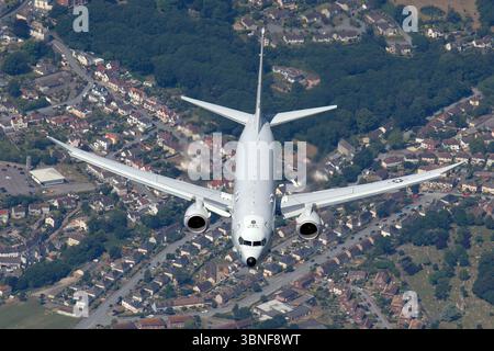 Un P-8A Poseidon della Marina degli Stati Uniti, Reg 168764, taxi a RNAS Yeovilton. Derivato dal Boeing 737-800, il pattugliatore marittimo a quattro turbofan è equipaggiato per la guerra antisommergibile e antisuperficiale, ISR, e trasporta sonoboe, siluri e missili Harpoon. Foto Stock