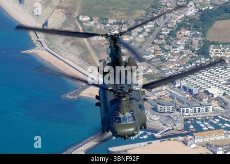 Il Boeing Chinook HC6A (352) della Royal Air Force, immatricolato ZA683, esegue una manovra a Yeovilton. Il Chinook è un elicottero a rotore tandem utilizzato per le missioni di trasporto truppe e mezzi pesanti, equipaggiato con due motori Turbomeca RTM322. Foto Stock