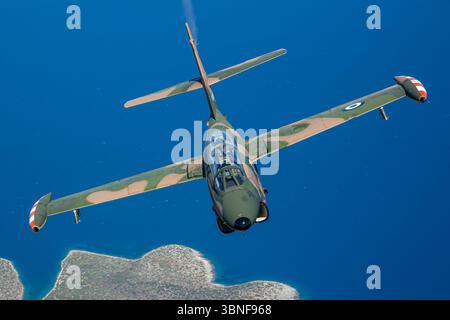 Il Greek Hellenic Air Force North American Rockwell T-2E Buckeye, registrato nel 160082, è un aereo da addestramento biposto in tandem. Il T-2E Buckeye viene utilizzato principalmente per l'addestramento di base, comprese le abilità di volo di base e l'addestramento sui sistemi d'arma. Si tratta di un aereo importante nel programma di addestramento della Hellenic Air Force, che garantisce la preparazione per i futuri piloti di caccia. Foto Stock