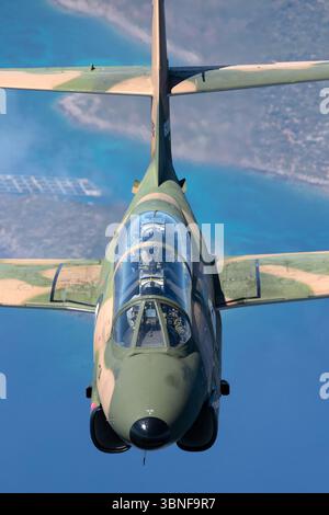 Il North American Rockwell T-2E Buckeye (Reg. 160082) funge da piattaforma di addestramento chiave per la Greek Hellenic Air Force. Viene utilizzato per insegnare tecniche di volo avanzate e preparare i piloti per operazioni aeree complesse. Foto Stock