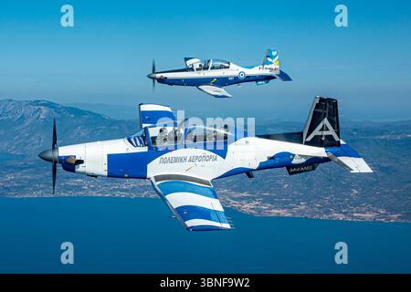 Due addestratori Hellenic Air Force T-6A Texan II, 036 e 037, in una formazione passano il fumo sopra lo spazio aereo greco, evidenziando l'abilità del team Daedalus e le caratteristiche di maneggevolezza dell'aereo. Foto Stock