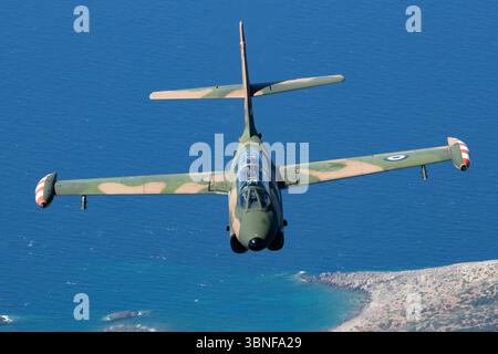 La Greek Hellenic Air Force gestisce il North American Rockwell T-2E Buckeye (Reg. 160082) come velivolo da addestramento, utilizzato per l'addestramento dei piloti e le manovre avanzate. Questo addestratore è fondamentale per preparare nuovi piloti per i jet da caccia operativi. Foto Stock