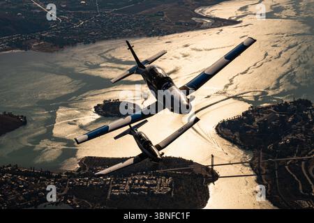 Gli Hellenic Air Force Raytheon T-6A Texan II, immatricolati 036 e 037, sono visti in una formazione di sagome impressionante contro il cielo. Questi addestratori turboelica, alimentati dal motore PT6A, sono utilizzati per addestrare piloti militari in abilità di volo tattiche e avanzate. La formazione dell’aeromobile dimostra sia manovrabilità che precisione del pilota. Foto Stock