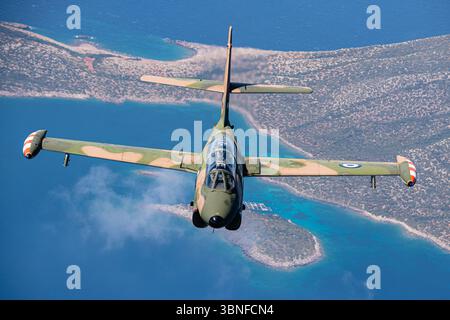 Il North American Rockwell T-2E Buckeye della Greek Hellenic Air Force, registrato nel 160082, è un addestratore a getto bimotore utilizzato per addestrare aviatori navali. Questo modello è dotato di avionica avanzata ed è progettato sia per attacchi al suolo che per missioni di addestramento al combattimento. Il T-2E fornisce la preparazione operativa essenziale per i piloti in formazione. Foto Stock