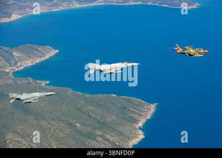 La greca Hellenic Air Force McDonnell Douglas F-4E AUP Phantom II, con le immatricolazioni 01504 e 01534, vola a fianco del North American Rockwell T-2E Buckeye (Reg. 160082) in una splendida formazione aerea sulla Grecia. L'F-4E AUP Phantom II è un caccia multiruolo versatile, in tutte le condizioni atmosferiche, mentre il T-2E Buckeye viene utilizzato principalmente per l'addestramento al volo. Foto Stock