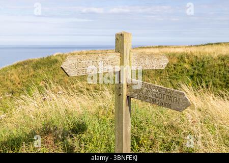 Cartello in legno sul sentiero pubblico di Headland Way, che indica Speeton, Flamborough e Bempton, una famosa passeggiata sulla scogliera sulla costa dello Yorkshire. Foto Stock