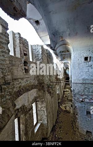 Fort Leone: Interno della fortezza con il muro d'ingresso inclinato. Monte cima campo, Arsiè, Belluno, Veneto, Italia. Foto Stock