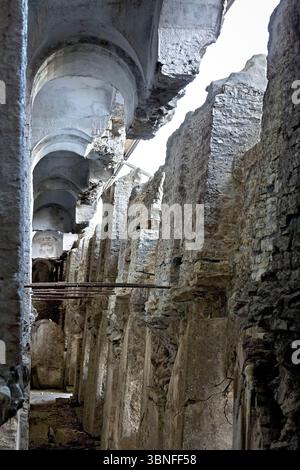 Fort Leone: Interno della fortezza con il muro d'ingresso inclinato. Monte cima campo, Arsiè, Belluno, Veneto, Italia. Foto Stock