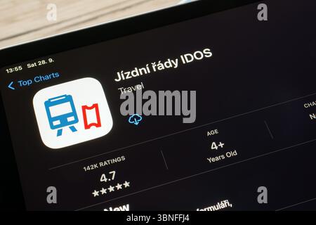 Ostrava, Cechia - 28 settembre 2024: Apple App Store con applicazione mobile IDOS per la ricerca di collegamenti con i mezzi pubblici, orari a Cechia Foto Stock
