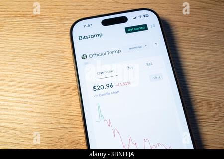 Ostrava, Cechia - 19 gennaio 2025: Sito Bitstamp con prezzo ufficiale della criptovaluta TrumpCoin TRUMP Foto Stock