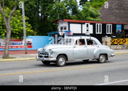 Varadero, Cuba - 2 settembre 2023: Auto Silver Chevrolet Styleline Deluxe 1952 a Varadero, Cuba, effetto motion blur Foto Stock