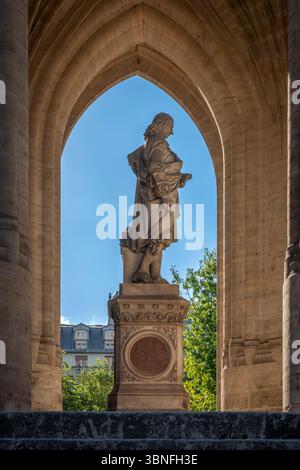Parigi, Francia - 07 01 2025: Ammira la statua di Blaise Pascal alla base della torre Saint-Jacques Foto Stock